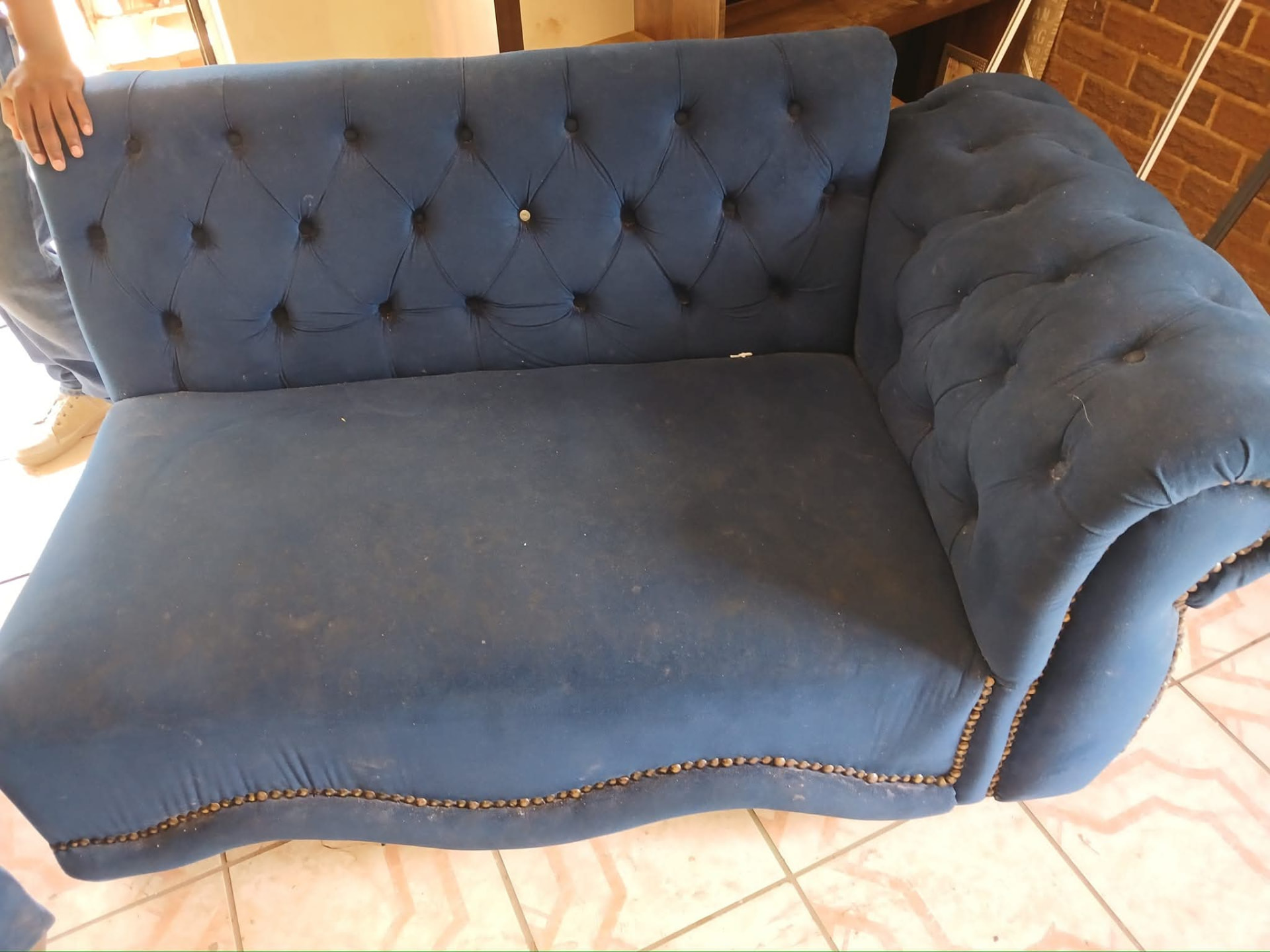 Blue tufted velvet chaise couch