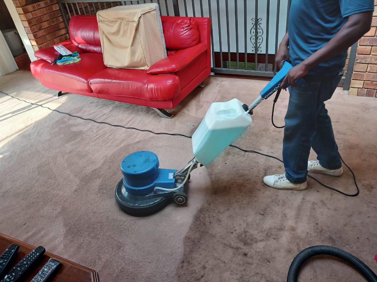 Rotary machine scrubbing a lounge carpet