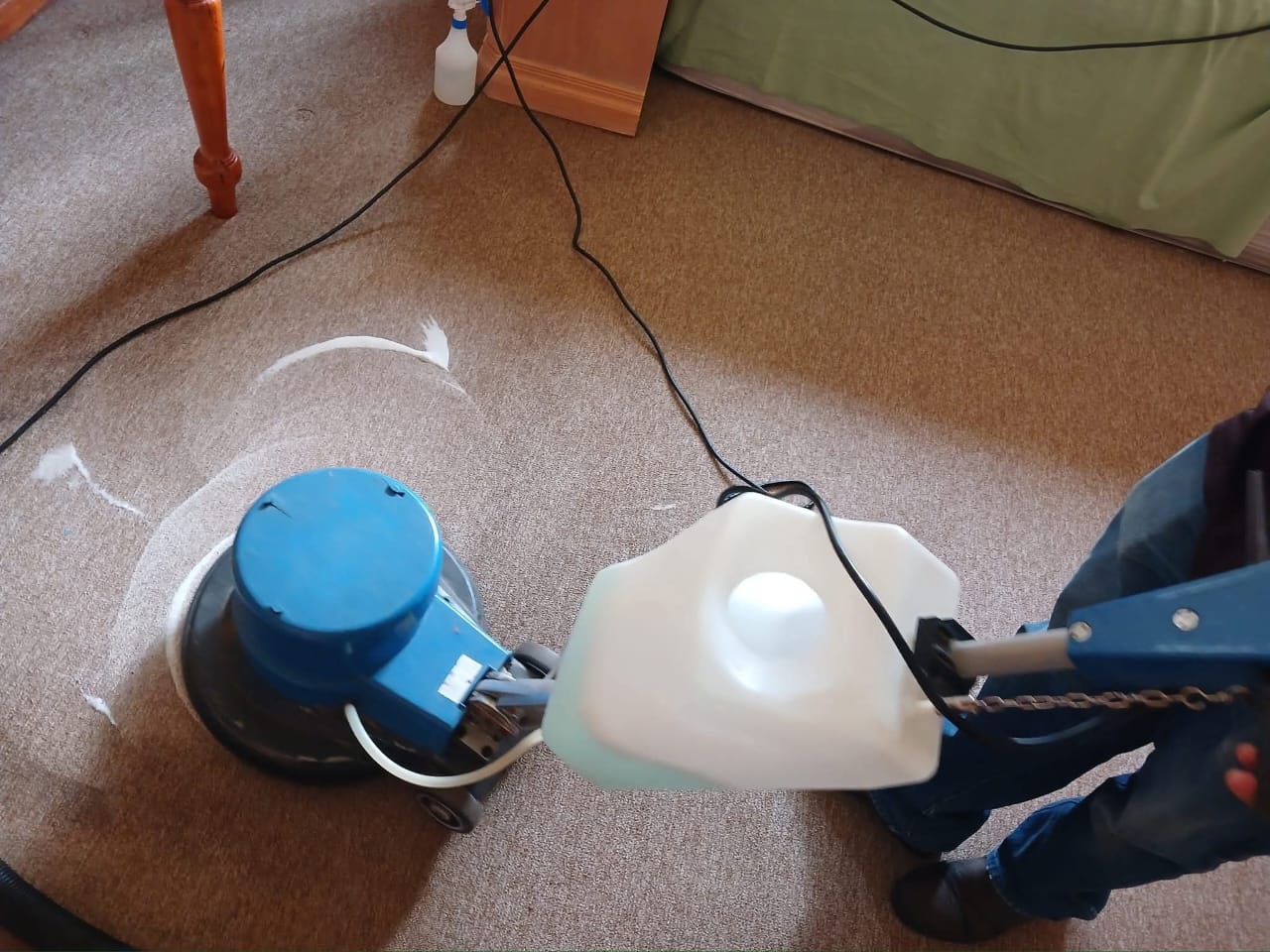 Rotary scrubber on a bedroom carpet
